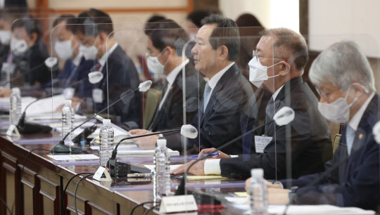 정세균 국무총리가 15일 서울 종로구 정부서울청사에서 열린 2차 수소경제위원회에 참석해 모두발언을 하고 있다.  박동욱기자 fufus@